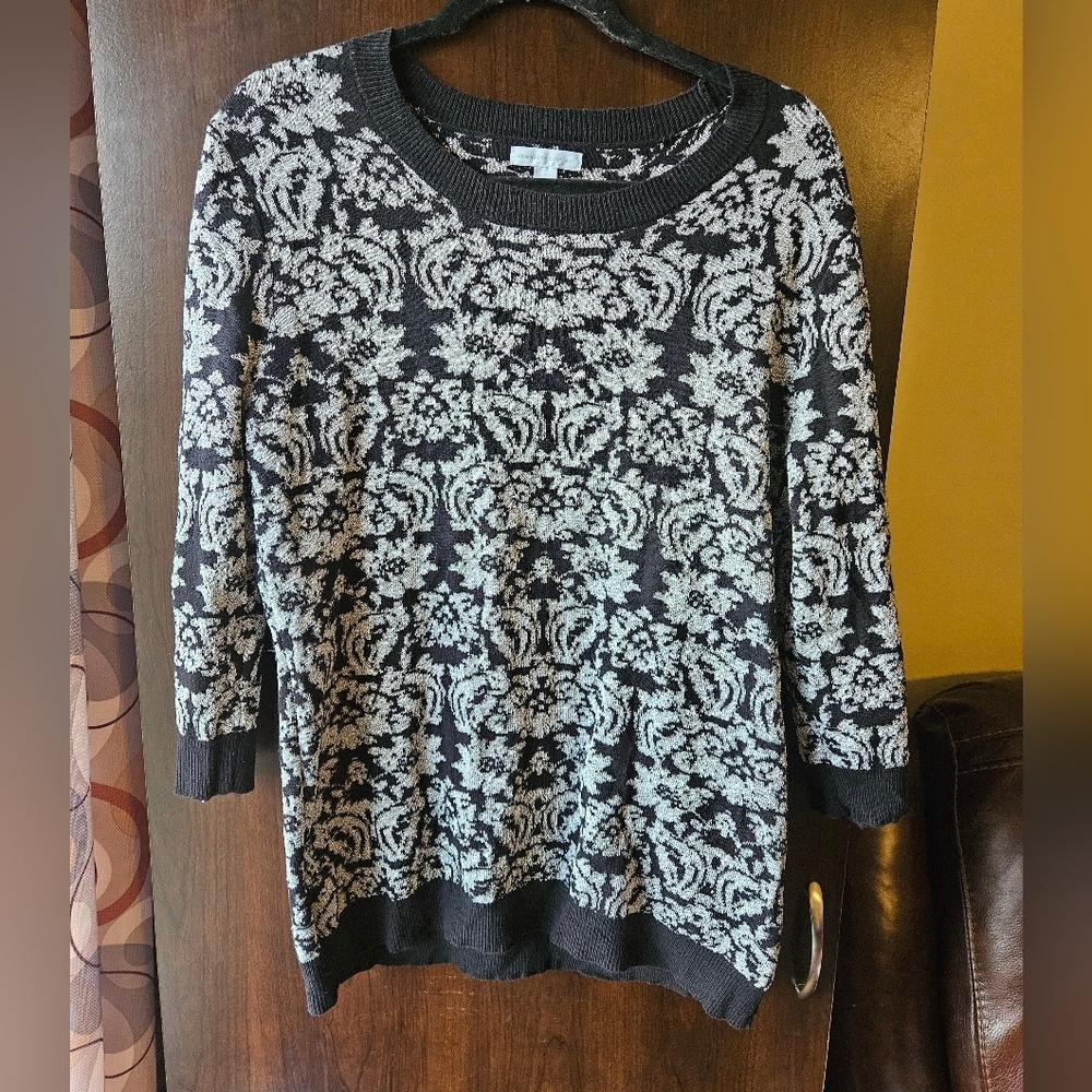 New York & Company Black and Silver Patterned Sweater Size Large